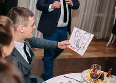 смотрят на шарж держа в руках