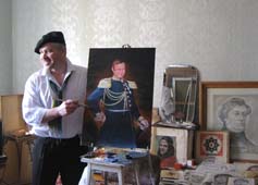 художник с портретом на хосте в мастерской