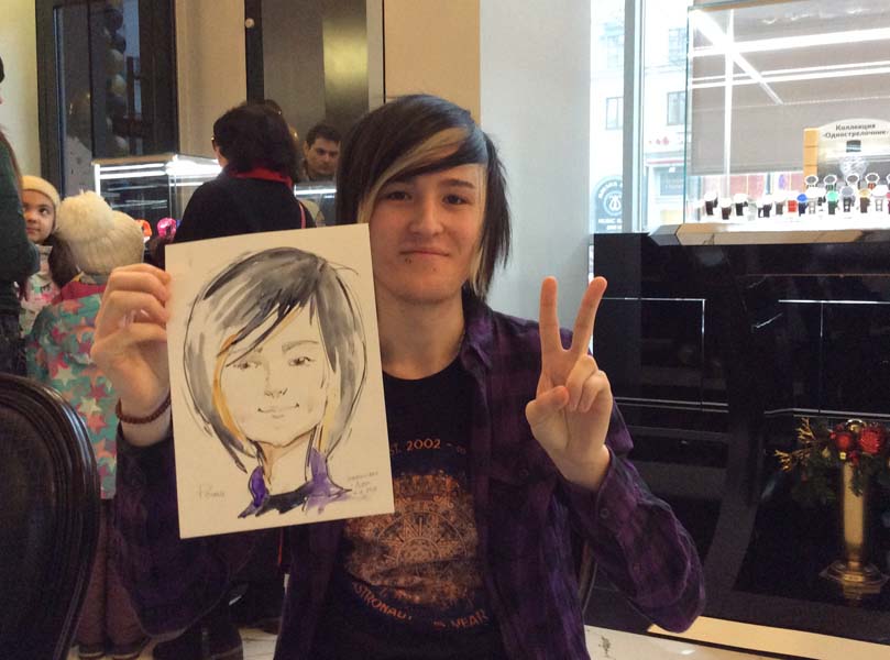 Рома позирует шаржисту Мишелю на корпоративе в магазине 