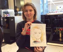 Анна позирует шаржисту Мишелю на свадьбе в магазине 