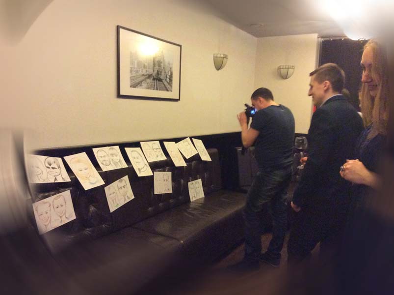 Выставка шаржей в ресторане Ньюман на свадьбе корпоративе