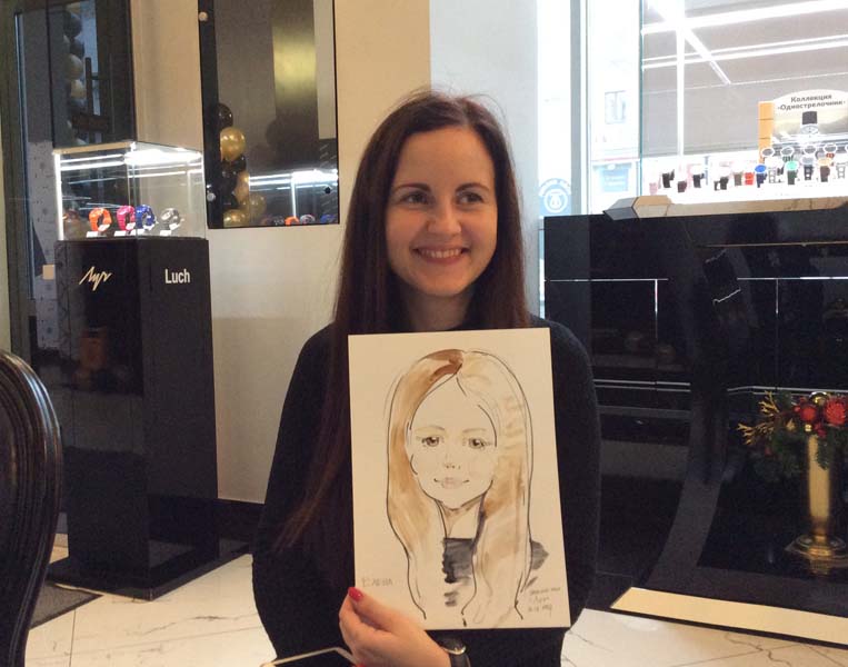  Елена позирует шаржисту Мишелю, Михаил Шабалин рисует шаржи на свадьбе в магазине 